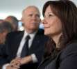 Mary Barra en primer plano y Dan Akerson