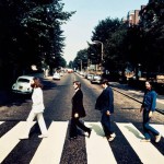 Los Beatles caminando en dirección opuesta (Abbey Road)