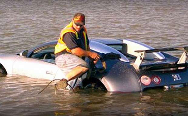 Bugatty Veyron hundido en lago de texas