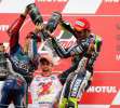 Lorenzo y Rossi festejan al joven Márquez