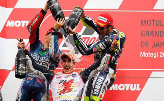 Lorenzo y Rossi festejan al joven Márquez