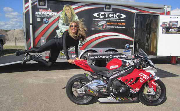 Valerie Thompson festeja su nuevo récord