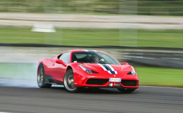 Ferrari es multada
