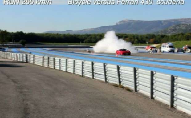 Ferrari vs bicicleta cohete