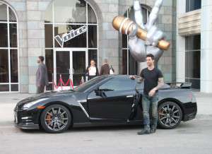 Adam Levine y el poderoso GT-R