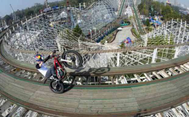 Motociclista Red Bull montaña rusa Chapultepec