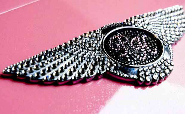 El logo del Bentley de Paris Hilton