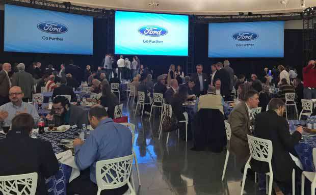 La prensa especializada en las instalaciones de Ford Dearborn