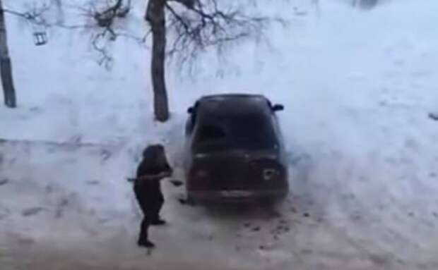 Mujer rusa destruye auto con hacha