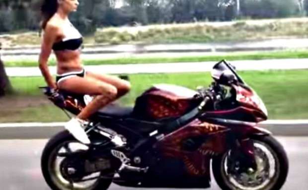 Chica bikini trucos motocicleta