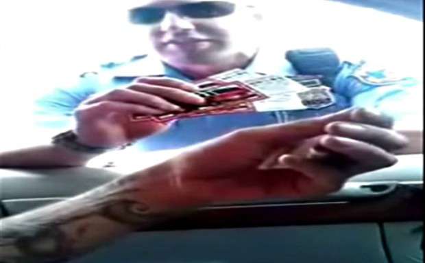 Policía vende boletos de show en horas de trabajo.