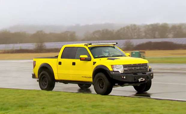 El VelociRaptor en la pista de Top Gear