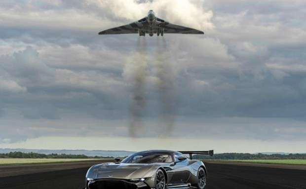 Aston Martin Vulcan conoce al otro Vulcan