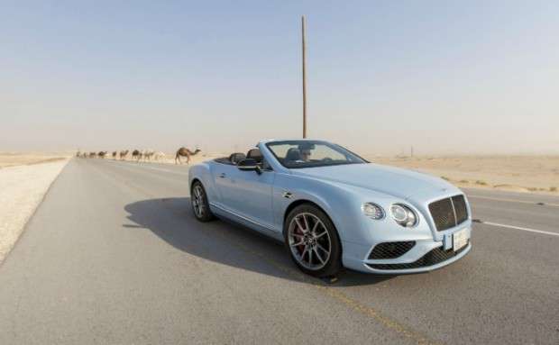 Bentley Continental vs tren Arabia Saudita