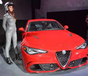 Chicas en el stand de Alfa Romeo