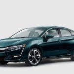 Honda se ha especializado en hacer cosas muy raras como el Clarity o el adornado Type R. El Clarity no parece homenajear el futuro sino todo lo contrario. Las tapas de las ruedas traseras son espantosas.