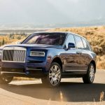 El mundo de los SUVs y sus disparadas ventas ha hecho que fabricantes como Rolls-Royce hagan cosas como el Cullinan. El SUV de lujo parece un mastodonte recién despertado. Precio: $322,000.