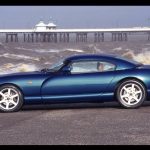 Los ingleses de TVR nos sorprendieron durante mucho tiempo (hasta que desaparecieron en 2012) y el Cerbera de 1993 es la clara muestra de lo que eran capaces. Propulsado por un motor V8, disponía de 420 HP, más que suficientes para divertirse a bordo.