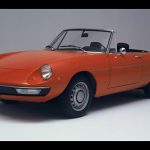 Alfa Romeo Spyder 1966.
Inicialmente presentado como Duetto, el Spyder de Alfa Romeo diseñado por Pininfarina tuvo una larga vida comercial entre 1966 hasta mediados de los años 90.