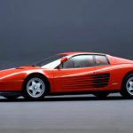 Ferrari Testarossa 1984.
El ícono de los 80 de Ferrari fue el Testarossa. Su doce cilindros 4.9 l tenía un ángulo extremo de 180°, lo que en la práctica lo hacía un motor “plano”.