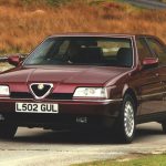 Alfa Romeo 164 1987.
El Alfa Romeo 164 fue la visión de cómo debía lucir un sedán ejecutivo con diseño ‘Ferrari” a finales de los 80. Era impulsado por motores 2.0T y V6 3.0 l.