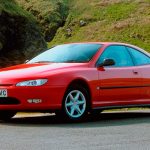 Peugeot 406 Coupé 1997.
Si miran el 406 sedán y el Coupé, sabrán que uno deriva del otro, pero el dos puertas es innegablemente más atractivo. El diseño original fue rechazado por Fiat.