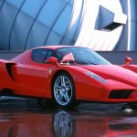 Ferrari Enzo 2002.
El diseño del Ferrari Enzo, basado en los bólidos de F1, era más funcional que otra cosa, pero aun así era bastante atractivo. Su V12 6.0 l generaba 660 hp.