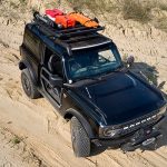 Bronco Two-Door Trail Rig. La Ford Bronco luce mejor ‘desprovista’, por lo que este concepto Adventure cambia las puertas por protecciones tubulares, que se replican en el parachoques. Esta propuesta se basa en el grado Badlands.