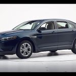 Ford Taurus. Una placa con 35 años de historia que también nos dejó. El Taurus vivió un tiempo como Five Hundred, pero el último gran sedán de Ford nos dejó definitivamente en 2019. Otro más que sobrevive en China.