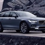 Volvo V90 Cross Country. Si no es suficiente, Volvo ofrece dos modelos Cross Country, el que toma la base de la V90 sólo se ofrece con el ajuste T6 de 316 hp y 296 lb-pie. Tristemente, la firma sueca no se ha animado a combinar el ajuste Polestar con asistencia híbrida conectable con esta variante.