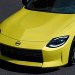 Aunque el amarillo fue inspirado en el 240Z original, el tono mostrado sólo es posible gracias a los métodos de pintura actuales. El color ocultaba un poco las líneas de carácter del capó, con una elevación que se une en una línea hacia el logo.