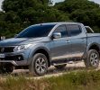 Fiat Fullback. Basada en una plataforma de Mitsubishi, fue desarrollada inicialmente para Europa, Medio Oriente y África, aunque al final sólo se reservó para Rusia. Igualmente, usa motores a gasolina y diésel de origen Mitsubishi.