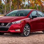 Nissan Versa, desde $14,830. Alguna vez el modelo más barato del mercado, el Versa se las arregla para todavía ser el sedán más accesible y pasar de patito feo a cisne en su última generación. A diferencia de varios de sus rivales, ya incluye el frenado autónomo de emergencia de serie, que será obligatorio desde 2022. También se fabrica en México.