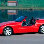 BMW Z1 1988
El BMW Z1 fue un Roadster muy peculiar, con carrocería de plástico de paneles extraíbles y puertas que bajaban verticalmente en los altos umbrales. Era animado por un motor de seis cilindros en línea 2.5 l de 168 hp.