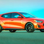 Hyundai Veloster
La idea de la configuración asimétrica de puertas no es nueva. El Hyundai Veloster puede ser un hatchback o un Coupé, según el lado desde el que lo vean, aunque la puerta extra del lado del pasajero abre de manera tradicional. Ofrece hasta 271 hp.