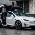 Tesla Model X
 No podían faltar las puertas de “halcón” de la Tesla Model X, que cuentan con una doble articulación para hacer más sencillo el ingreso en lugares estrechos de estacionamiento. La danza de cierre y apertura es bastante entretenida, pero poco fiable, de modo que no la vemos en la Model Y.