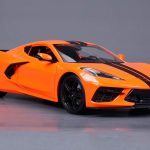 Maisto ofrece el Chevrolet Corvette Stingray C8 en escala 1:18, pero se ha asociado con dos distribuidores para ofrecer dos variantes especiales. La de Cotsco, en la imagen, viene en color Sebring Orange con franjas negras, mientras que para Sam’s Club viene en tono Accelerate Yellow. Este color es una opción de $500 en el modelo real; $14.98 por el Maisto.