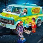 Luego del Porsche Mision E, el DeLorean DMC-12 de Back To The Future y el Ecto-1, ahora Playmobil nos trae el “Mistery Machine” de Scooby Doo. El único punto en contra es que, precisamente, faltan Scooby Doo y su infaltable amigo Shaggy –se venden por separado-, aunque sí incluye a Fred, Daphne y Velma. El precio es de $49.99 dólares.