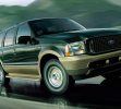 Ford Excursion/Super Duty 1999 Tanto la pick-up Super Duty como la SUV Excursion de Ford fueron obra de Muray Callum. El par de nobles gigantes se distinguieron por sus mastodónticas dimensiones, mientras la Excursion fue una de las dos SUVs con motor V10 (la otra fue la VW Touareg), el epítome de una época que no volverá.