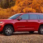 Y en los albores del 2021, Jeep nos presenta la quinta generación, con el nombre Grand Cherokee L, cuya letra final hace alusión a su carrocería extendida, capaz de alojar tres filas de asientos por primera vez en la historia del modelo.