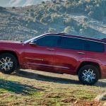 Por supuesto, la distancia entre ejes es mayor que en la Grand Cherokee saliente, 121.7” vs. 114.8” o 3.09 m vs. 2.91 m. De paso, también es mayor a la Dodge Durango, 119.9” o 3.04 m.