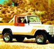 Jeep Scrambler 1981-1986 Probablemente este sea el nombre con que muchos recuerdan a las pick-ups de Jeep. Se basaba en la plataforma de distancia larga entre ejes CJ-8. Jeep ya presentó un concepto y hay algunos concesionarios que ofrecen paquetes estéticos inspirados en la Scrambler, pero de nuevo, nos gustaría ver una cabina sencilla.