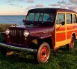 Jeep Station Wagon 1946-1964 La versión de pasajeros de la Panel, o viceversa, tendría su heredero natural en la variante Unlimited del Wrangler. El nombre “Station Wagon” no tiene mucha fuerza en el mercado actualmente, pero ¿Qué tal ver de nuevo un woodie? Sin embargo, era únicamente pintura en el modelo clásico.