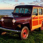 Jeep Station Wagon 1946-1964
La versión de pasajeros de la Panel, o viceversa, tendría su heredero natural en la variante Unlimited del Wrangler. El nombre “Station Wagon” no tiene mucha fuerza en el mercado actualmente, pero ¿Qué tal ver de nuevo un woodie? Sin embargo, era únicamente pintura en el modelo clásico.