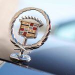 Cadillac, escudo. Con los años, el escudo de Cadillac se ha simplificado, reducido y finalmente mudado a la parrilla. La forma original apareció en 1906, inspirada en el escudo de armas de Antoine de la Mothe Cadillac, fundador de Detroit.