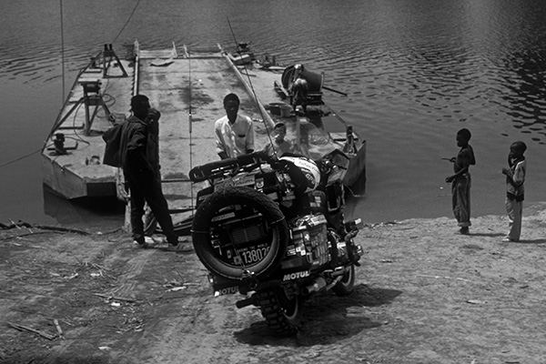 emilio-scotto-de-la-tierra-a-la-luna-ida-y-vuelta-en-motocicleta.jpg