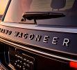 De nuevo, la Grand Wagoneer se distingue por detrás por un mayor uso de cromo, en este caso, rodeando el medallón. A diferencia del frente, el nombre “Grand Wagoneer” aparece completo. Su precio arranca en $86,995 dólares y puede rebasar los 100,000 sin problemas.