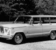 La Jeep Wagoneer SJ es la primera SUV 4X4 de lujo, pues se lanzó al mercado en 1962, siete años antes que la Range Rover. Duró 29 años en producción con cambios leves en la estructura principal.