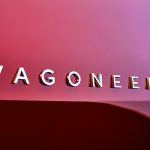 El nombre Wagoneer –o Grand Wagoneer- está esparcido alrededor de la carrocería, con lo que pretende establecerse como una especie de submarca. De hecho, no hemos visto hasta ahora emblemas de Jeep.