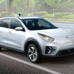 Kia Niro EV
Basada en la Niro Hybrid y PHEV. Misma potencia que la Kona Electric, pero algo más grande.
Potencia: 201 hp
Par motor: 291 lb-pie
Autonomía: 239 millas (385 km)
MSRP desde: $39,090 dólares
Aplica para incentivos de hasta $7,500